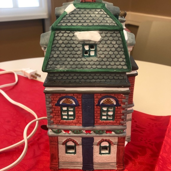 Holiday Expressions Christmas Village Hotel Porcelain Lighted Inn Building 1994 - Picture 2 of 9